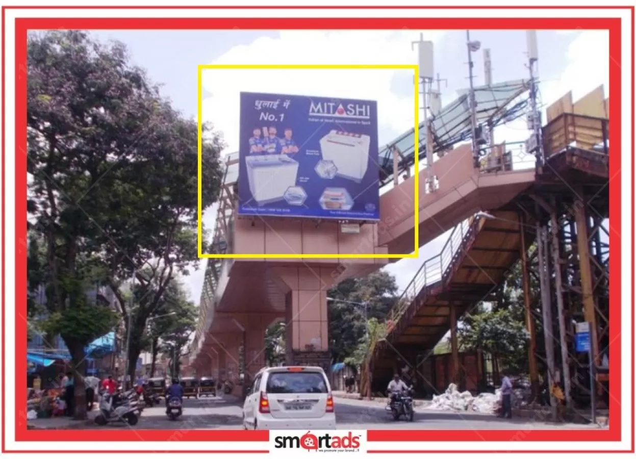 Skywalk Gantry media advertisement