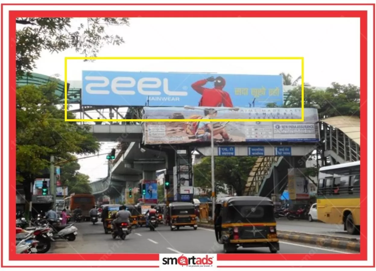 Skywalk Gantry media advertisement